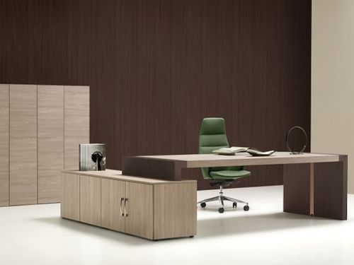 Scrivania in legno con seduta verde e mobile contenitore