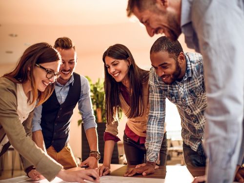 Persone che lavorano insieme sul progetto