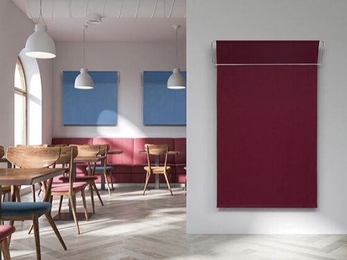 Scopri l'importanza di automatizzare le operazioni! Vista di una sala con tavolini distanziati in legno