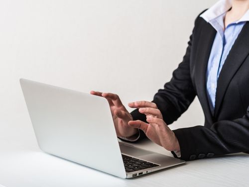 Persona che lavora al computer