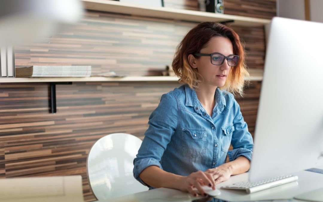 5 consigli su come assumere una posizione corretta alla propria scrivania 5 consigli su come assumere una posizione corretta alla propria scrivania