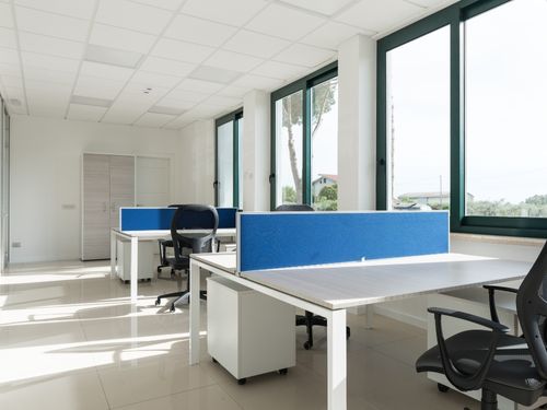 Esempio di ufficio con buona illuminazione e dettagli in blu per alleviare lo stress.