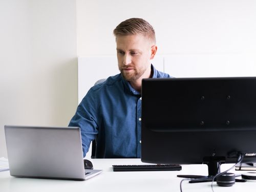 Scopri come organizzare la scrivania per lavorare al meglio! Manager lavora con scrivania in ordine