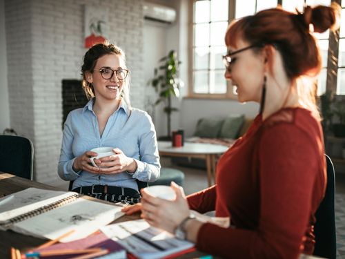 Scopri come organizzare al meglio il tempo in ufficio! Impiegate bevono un caffè in pausa