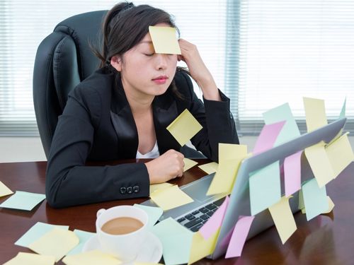 Scopri come gestire lo stress da rientro in ufficio! Impiegata oberata di task