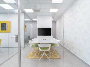 Ufficio diviso con pareti divisorie, scrivania e sedie bianche