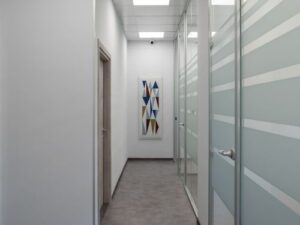 Render di una parete divisoria in vetro in un ufficio