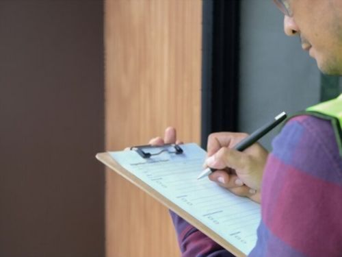 Responsabile dei controlli di sicurezza mentre effettua una valutazione