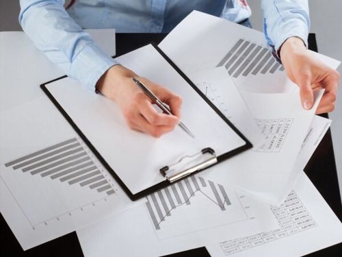 Datore di lavoro che studia le norme sulla sicurezza in ufficio