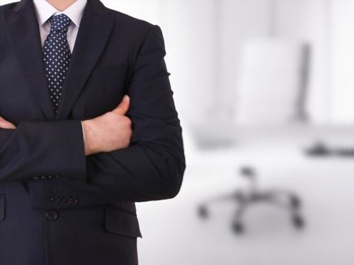 Responsabile della sicurezza in primo piano con braccia conserte