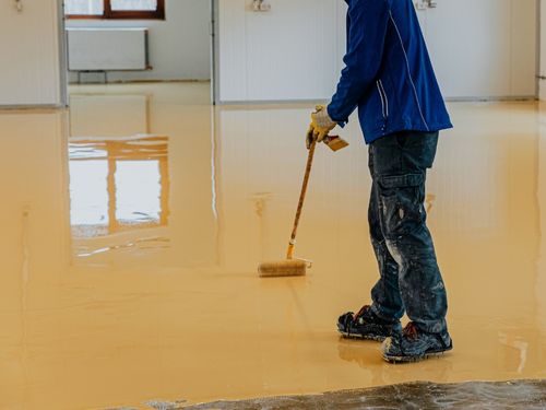 Scopri perché scegliere una tipologia particolare di pavimentazione rispetto un'altra Operaio stende pavimento in resina