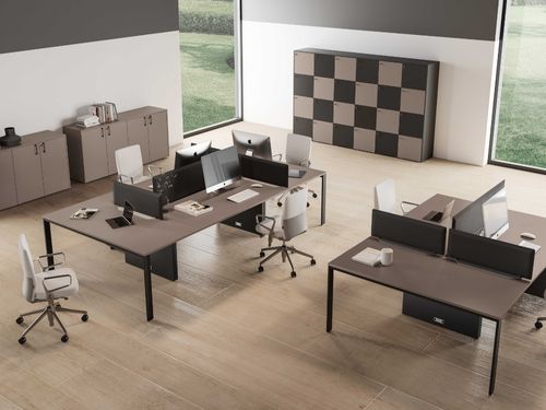 Ufficio open space con due postazioni condivise