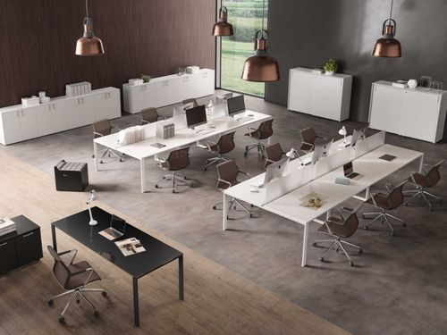 Ufficio open space con scrivanie bianche e sedute marroni