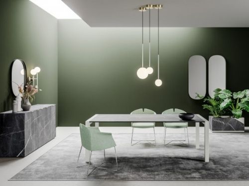 Scopri le idee per un perfetto ufficio direzionale moderno! Ufficio direzionale con lampadario pendente, scrivania in legno chiara e sedie di design