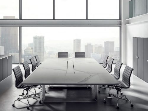 Scopri il ruolo dell'ufficio direzionale! tavolo riunioni moderno in un ufficio direzionale