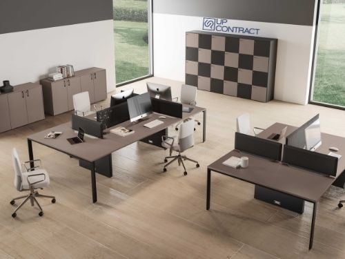 Ufficio operativo legale con multi postazioni e mobili di contenimento estremamente eleganti e funzionali