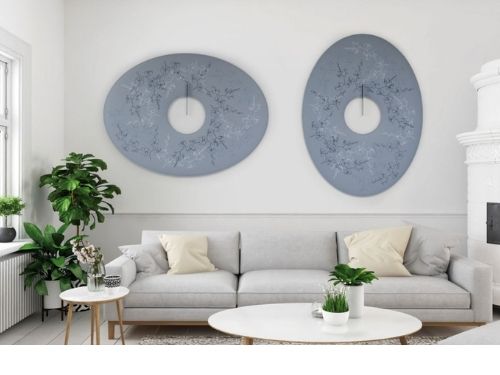 Scopri come i pannelli fonoassorbenti possono diventare oggetti di design. Contattaci ora! Zona living con divano e pannelli fonoassorbenti adagiati su pareti