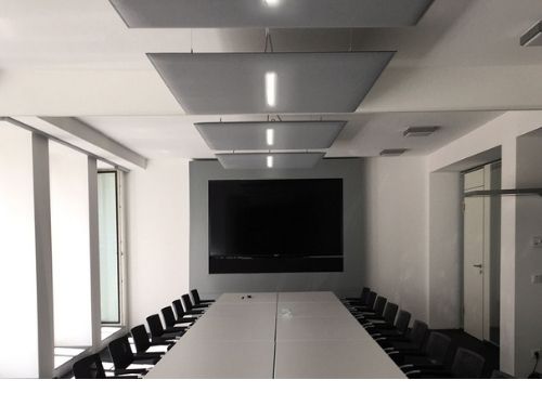 Scopri come migliorare il tuo ufficio. Richiedi maggiori informazioni! Pannelli fonoassorbenti adagiati su pareti in una sala riunioni.