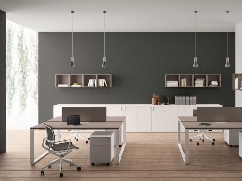 Due scrivanie di colore scuro fanno da sfondo ad un ambiente ricco di luci e colori.