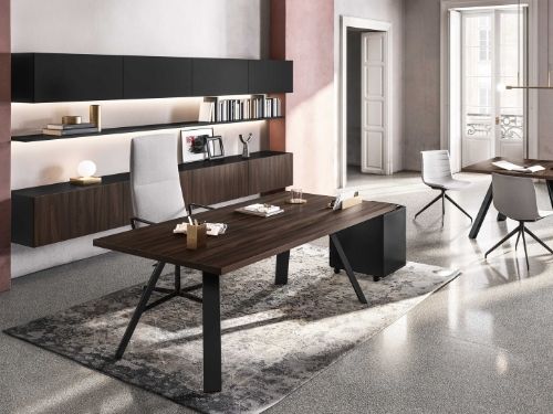 Scrivania in legno in ambiente illuminato e accogliente