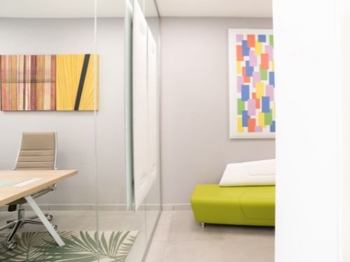 Ufficio di rappresentanza con pareti divisorie in vetro