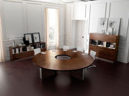 Sala riunioni con tavolo e sedie bianche