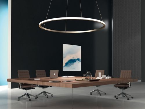 Sala riunioni con tavolo e sedie marroni