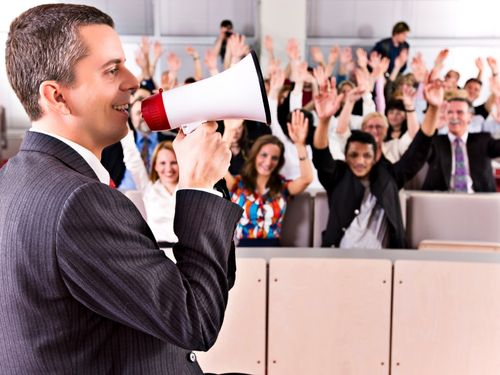 Il coach ha il compito sfidante di unire e tenere unito il gruppo e rendere il team building un'esperienza indimenticabile: diventa un coach perfetto con i nostri consigli. Leader di un gruppo di lavoro tiene un discorso ai dipendenti