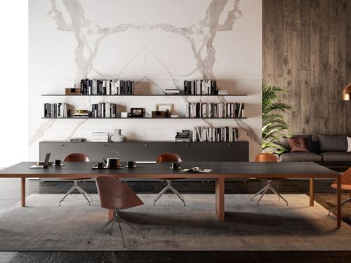 Sala riunioni con scrivania in legno