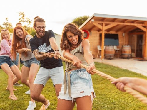 Un ufficio accogliente non basta: serviti dei nostri consigli e scegli le migliori location per fare team building. Ragazzi giocano al tiro alla fune