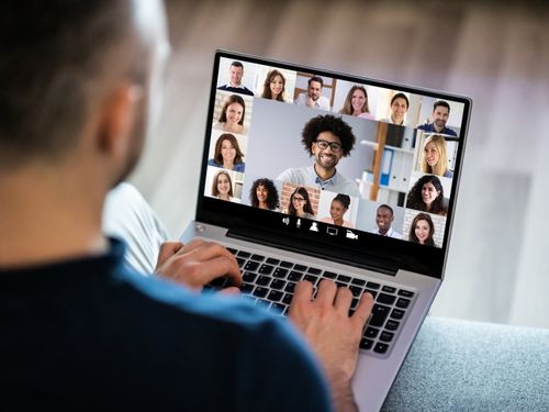 Gruppo di lavoro tiene una videoconference durante lo smart working