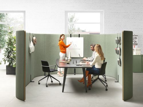 Immagine di una sharing workstation in uso da un team durante l'orario di lavoro